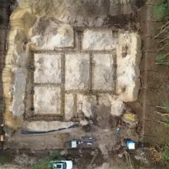 Budowa fundamentów domu w lesie. Widać zbrojenie i szalunki. To etap prac poprzedzający badania geotechniczne gruntu.