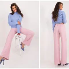 Modelka w błękitnym swetrze i różowych spodniach. Jaki kolor pasuje do brudnego różu? Błękitny jest świetnym wyborem!
