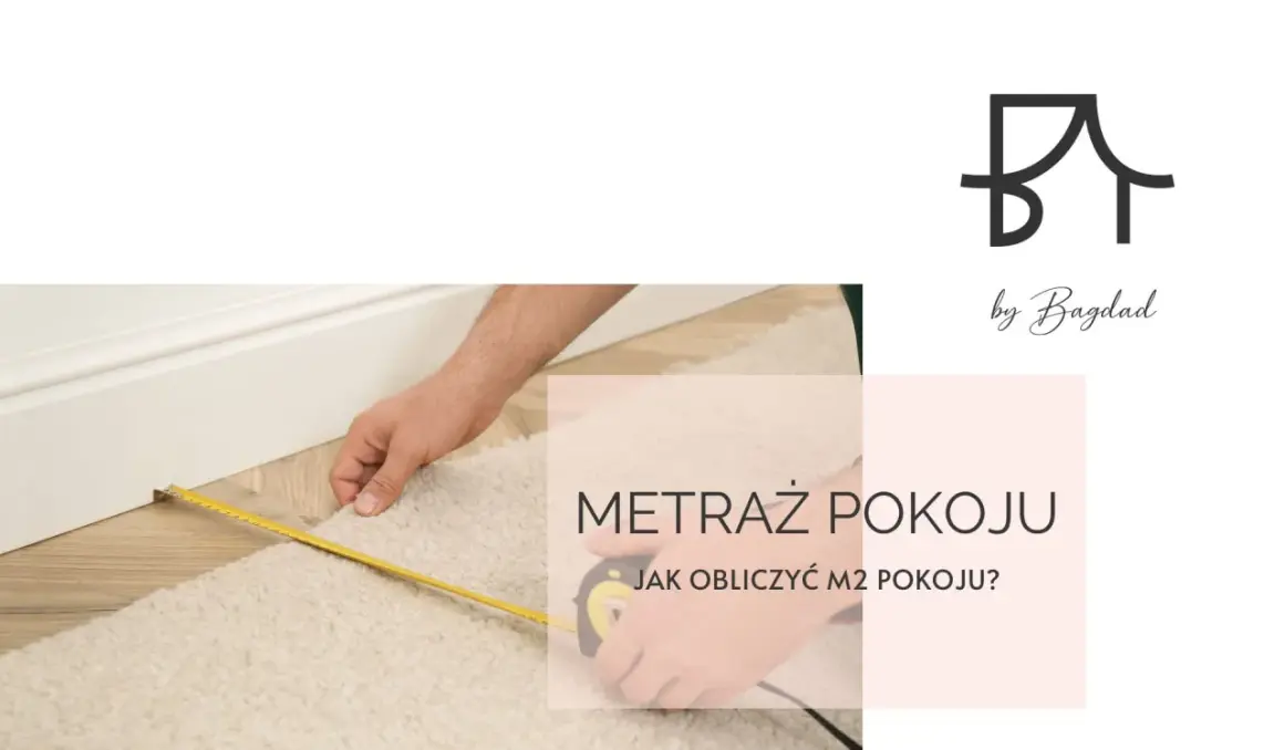 Dłoń mierzy taśmą dywan przy białej listwie przypodłogowej.